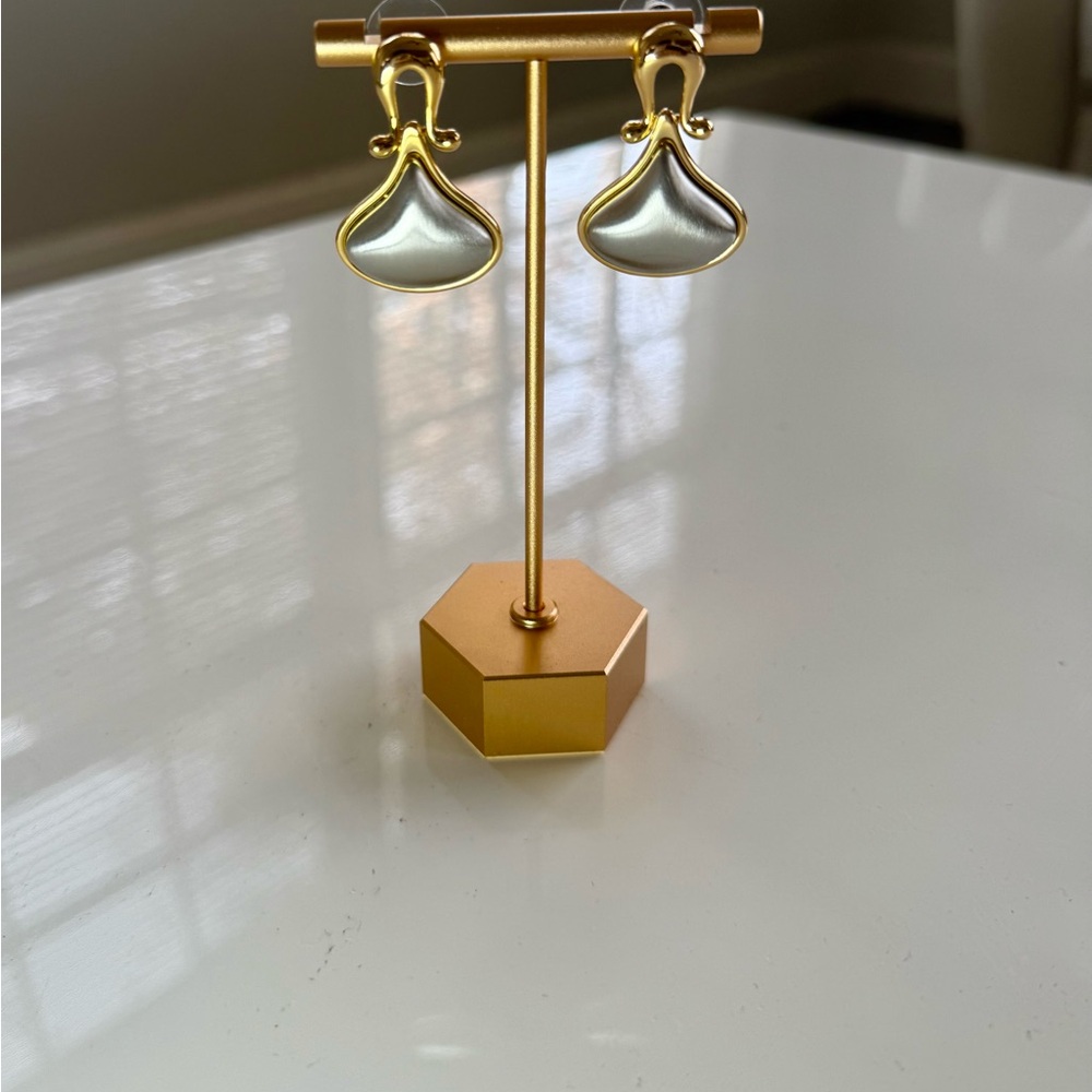 Elegant Gold plated earrings in gold and silver tones. Perfect for any occasion.